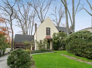 7 Hutchinson Ct, Great Neck, NY 11023