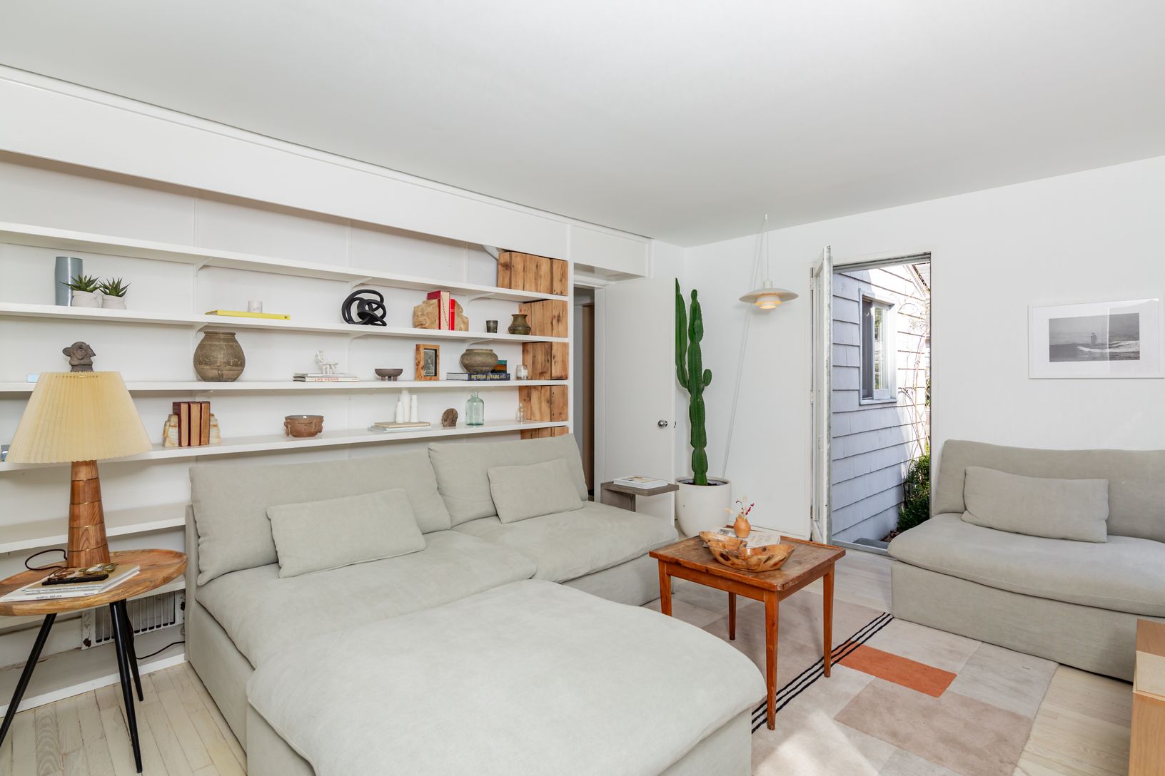  1st fl den, perfect for indulging in a good read/tv.