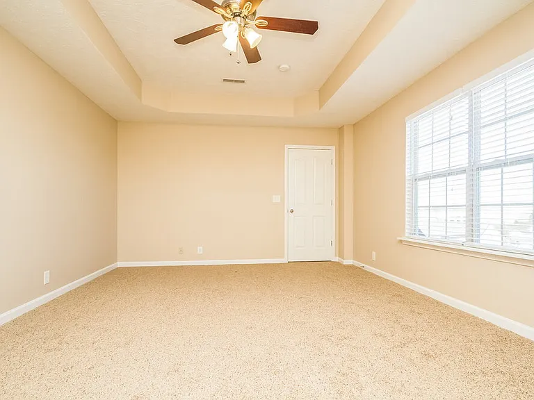 408 Glenmore Ct — Photo 8