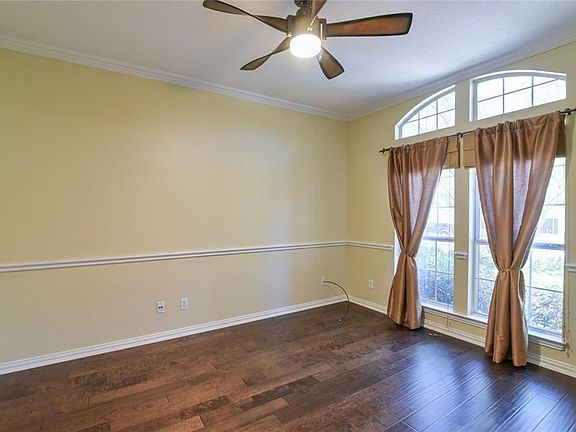 3rd image of 9 Lake Glen Ct