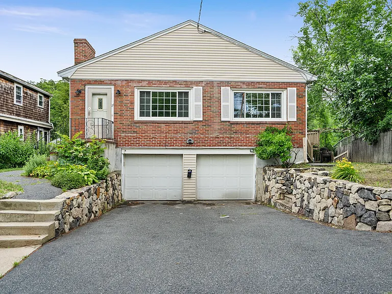 27 Hermon St — Photo 1