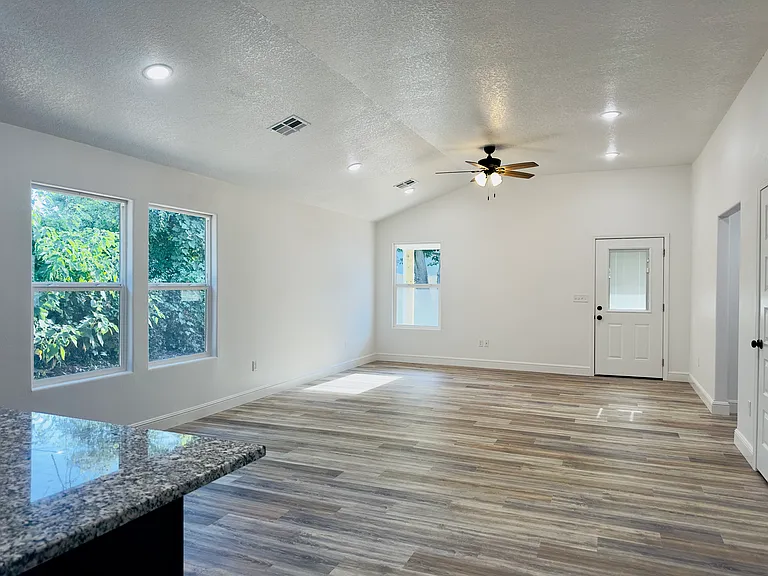 704 N Liberty St — Photo 5