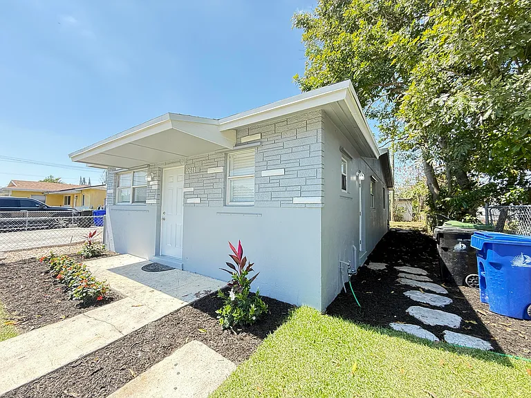 2611 NW 21st St — Photo 2