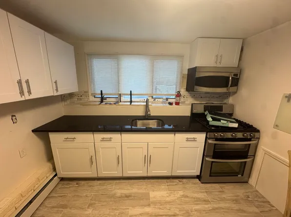 853 Arctic St, Lindenhurst, NY 11757