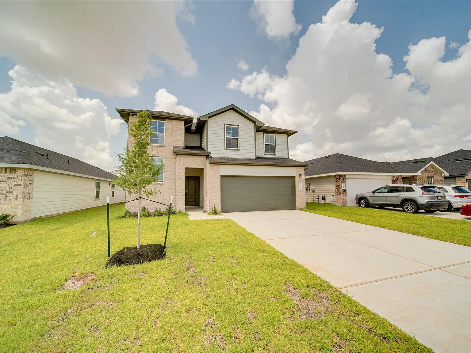 4 bed, 2.5 bath, 2336 sqft, $2,300 — Photo 3