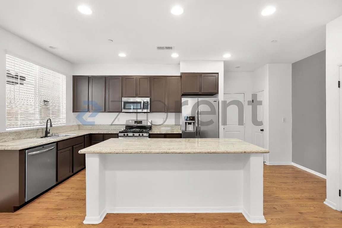 3 bed, 2.5 bath, 1621 sqft, $4,200 — Photo 3