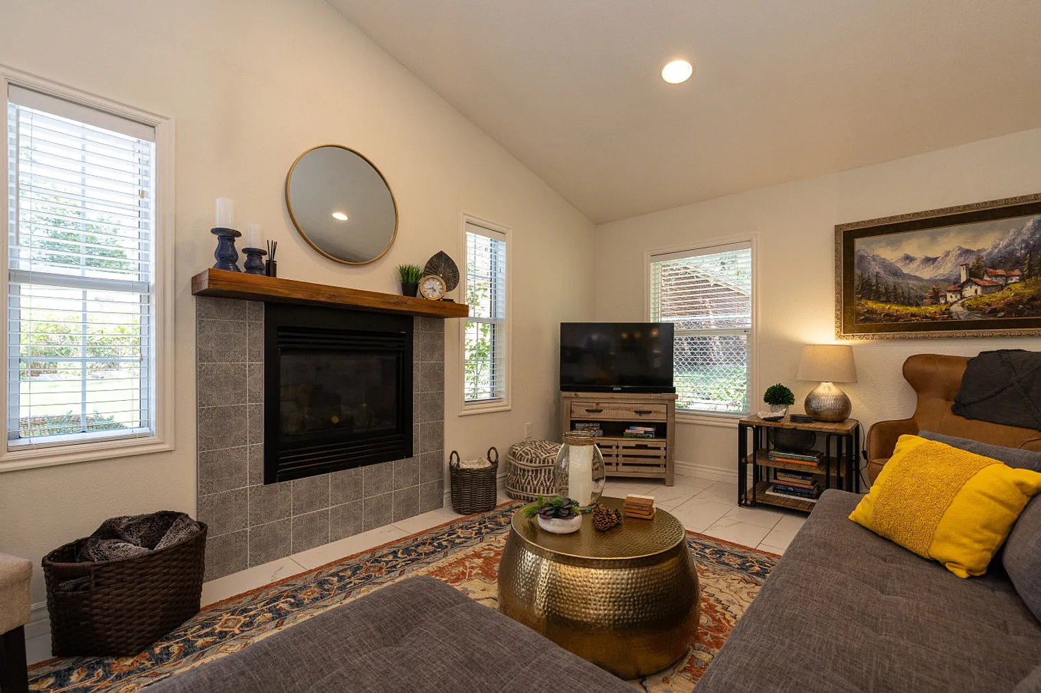 2 bed, 1.0 bath, 1205 sqft, $2,806 — Photo 3