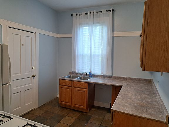4th image of 430 E Lloyd St