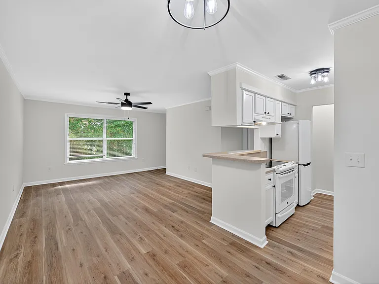 341 W Coleman Blvd #G — Photo 7