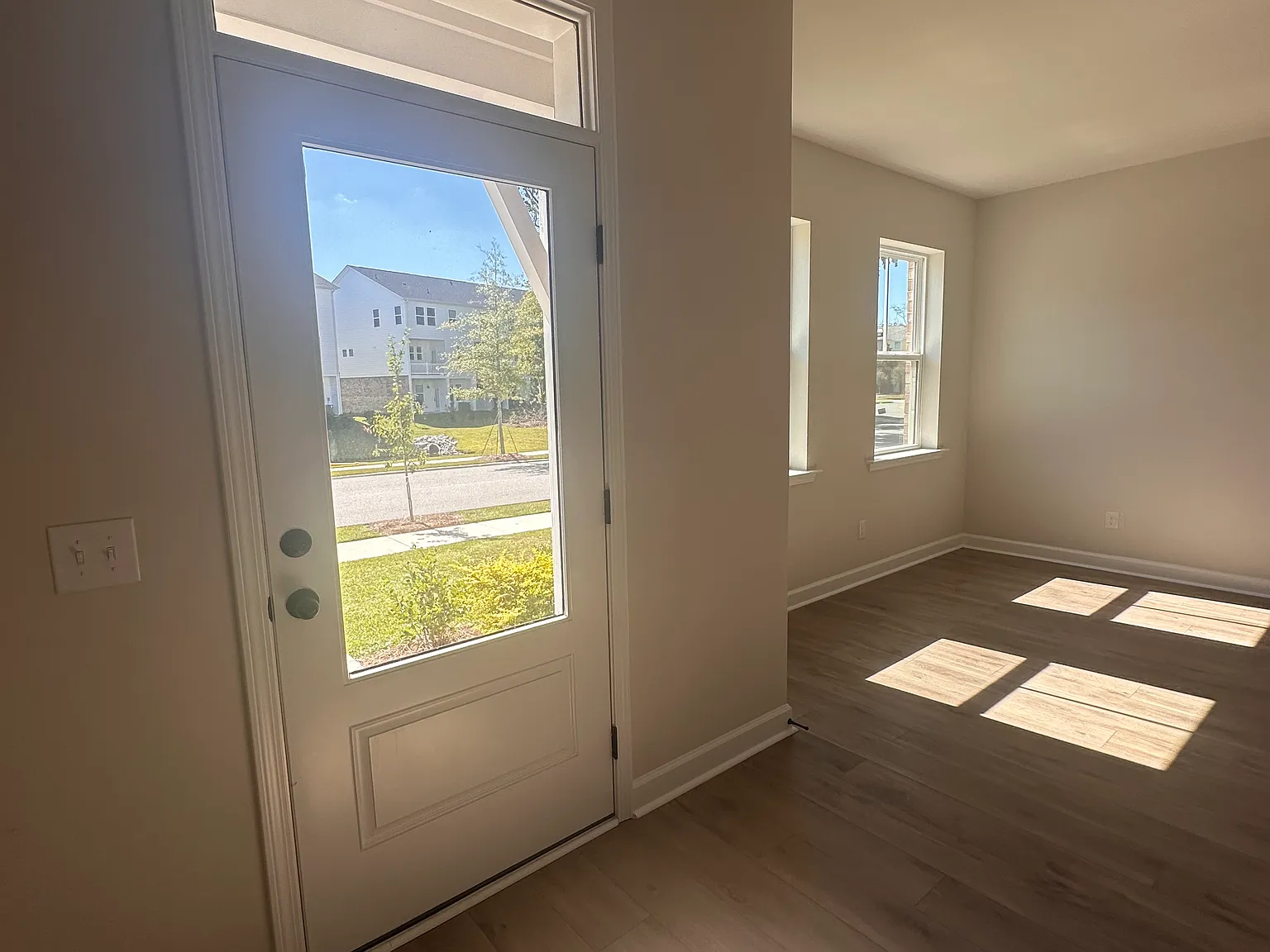 3 bed, 3.5 bath, 2400 sqft, $2,300 — Photo 2