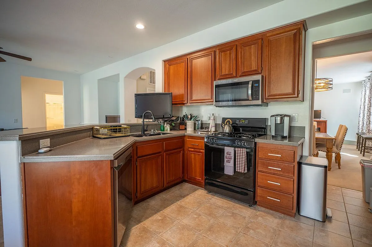 5 bed, 4.0 bath, 2394 sqft, $4,500 — Photo 3