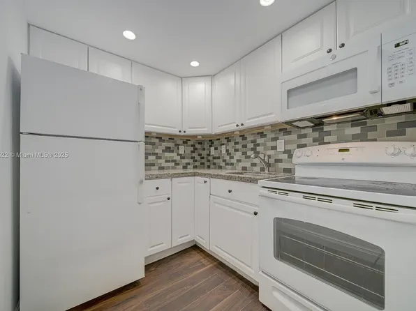 8603 SW 68th Ct APT 7, Pinecrest, FL 33156