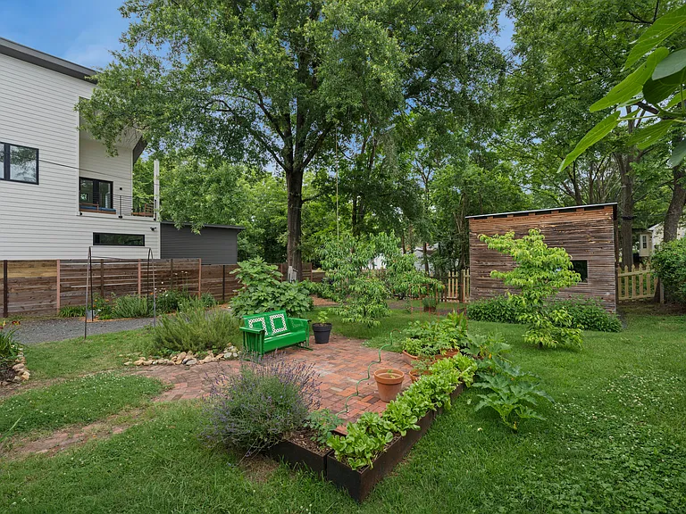 1014 Onslow St — Photo 10