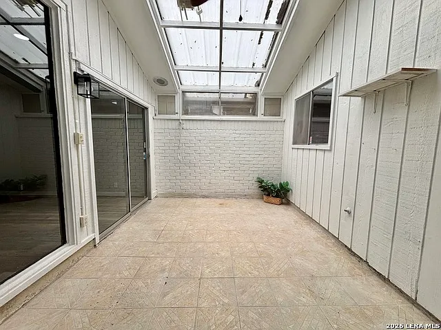 5202 Metcalf — Photo 4
