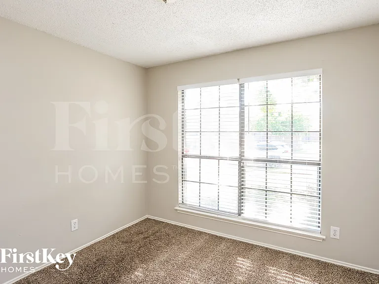 4368 Saugus Dr — Photo 13
