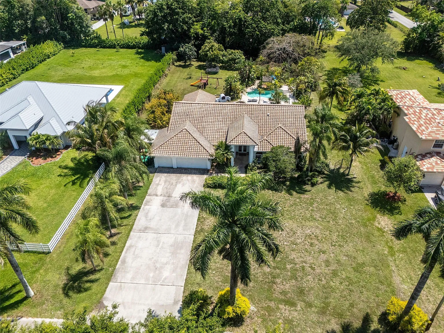 5 bed, 3.0 bath, 2610 sqft, $7,900 — Photo 1