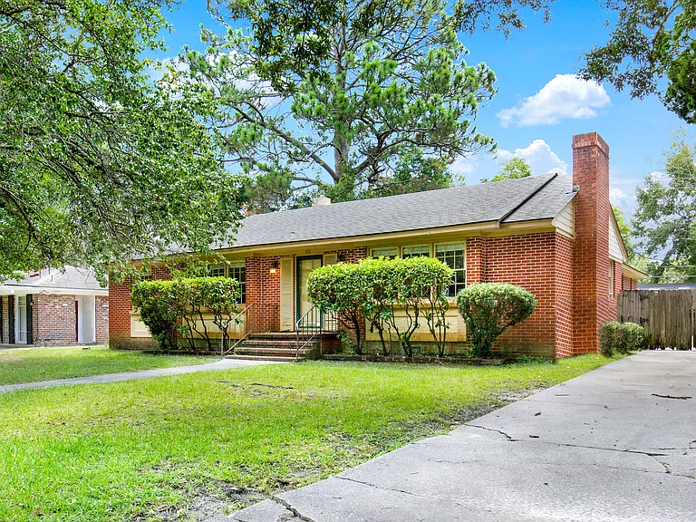 331 Oxford Dr — Photo 2
