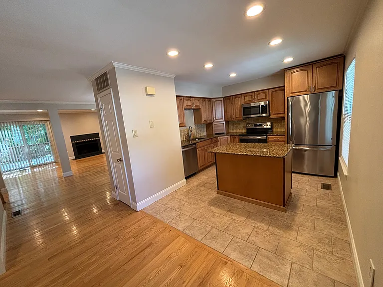 10308 College Sq — Photo 3