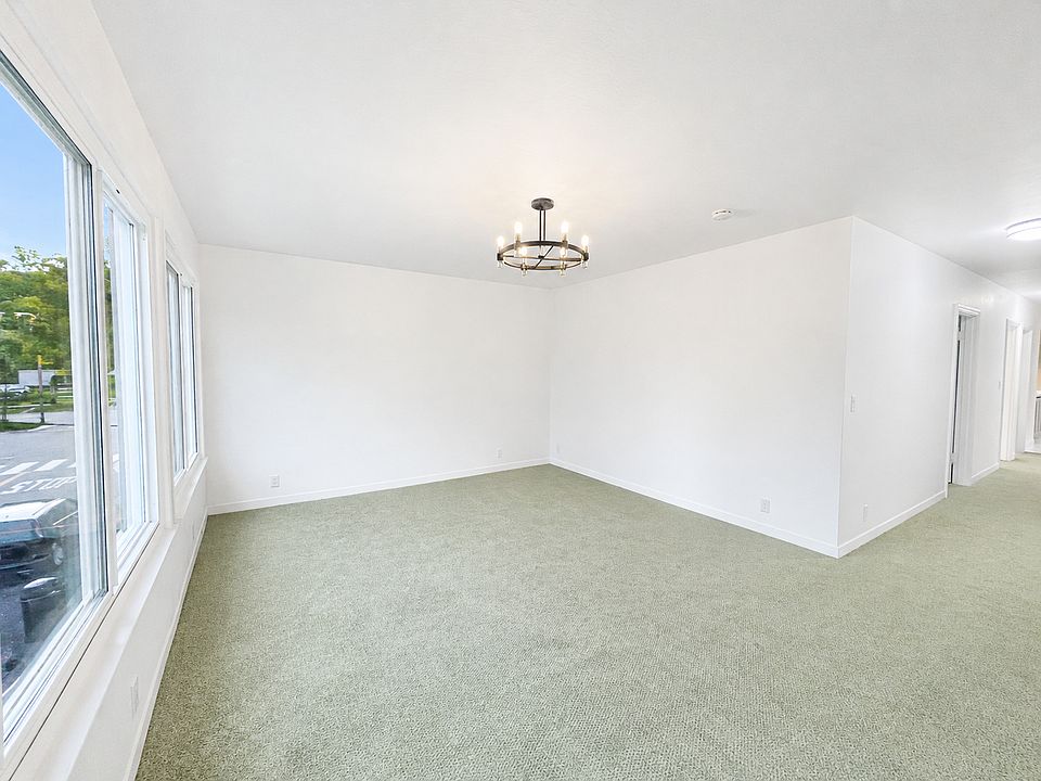 Large lightfulled living room with new carpet