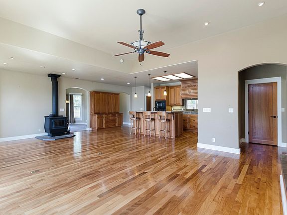 5th image of 2 Creekhaven Dr