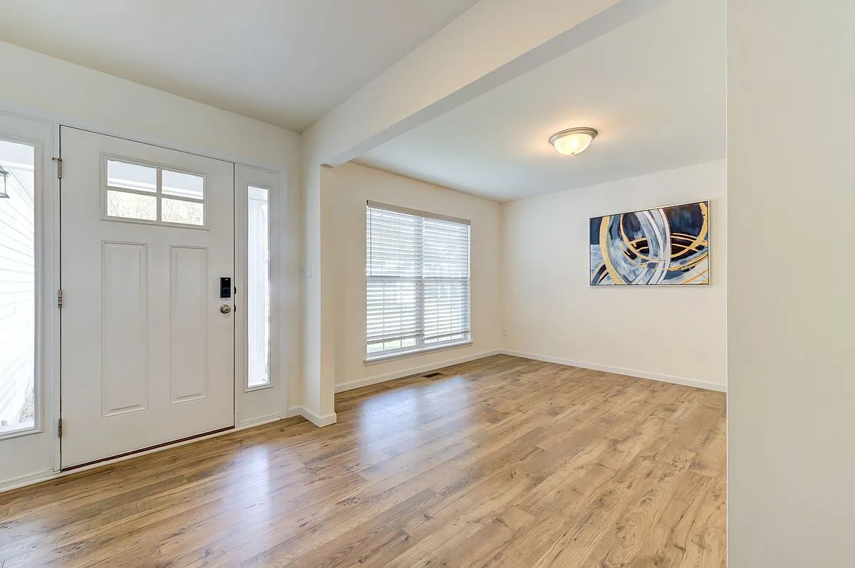 4 bed, 2.5 bath, 2940 sqft, $2,900 — Photo 2