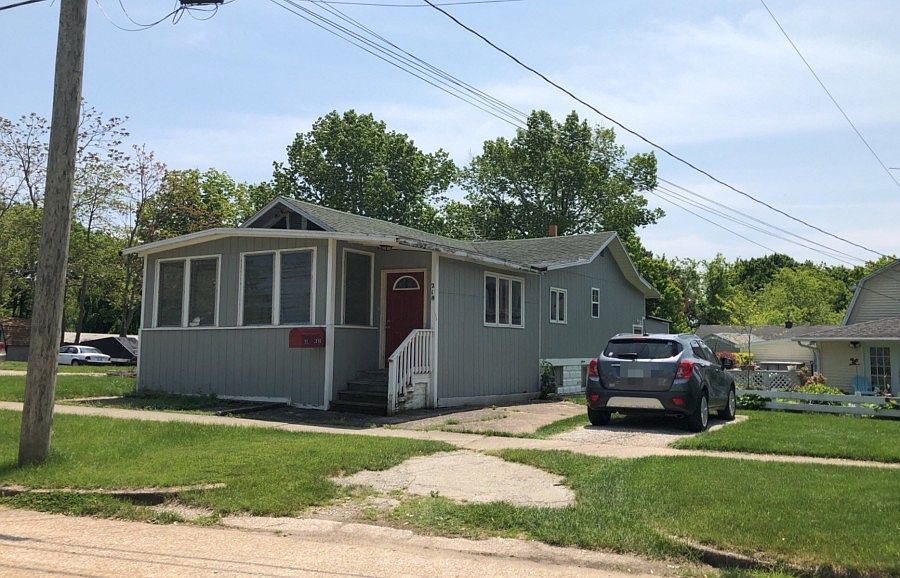 2nd image of 218 Oak St
