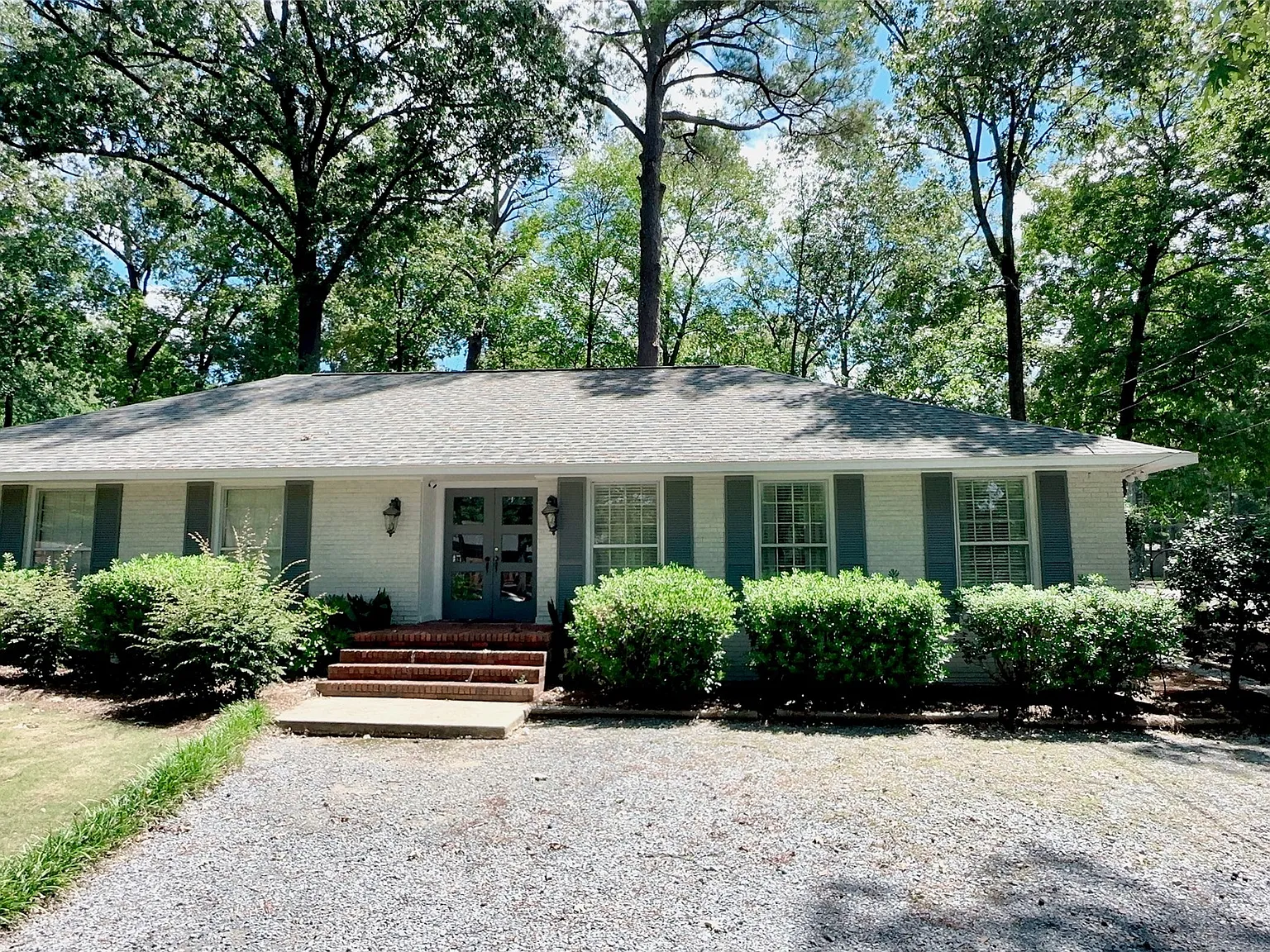 4 bed, 2.5 bath, 2201 sqft, $1,700 — Photo 1