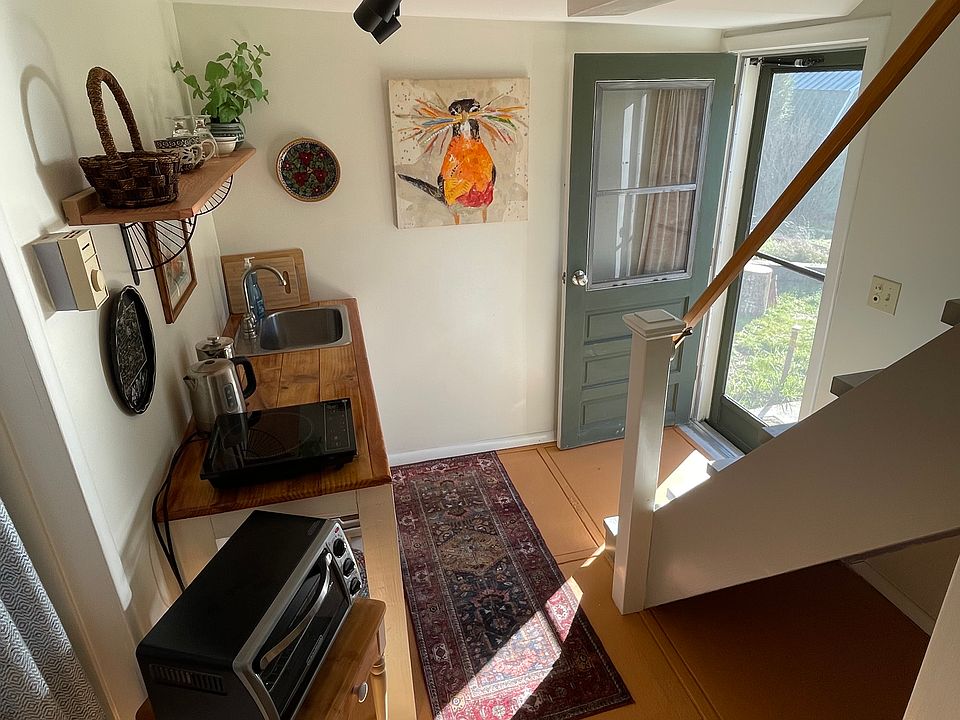 Kitchenette / private entrance