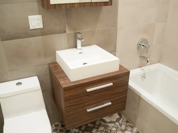 1426 De Kalb Avenue image 3 of 40