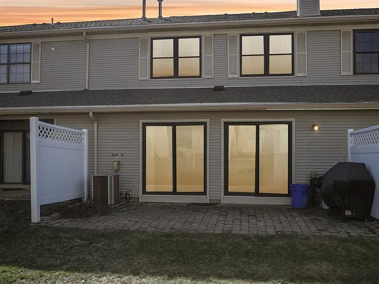 204 Hampshire Ct — Photo 23