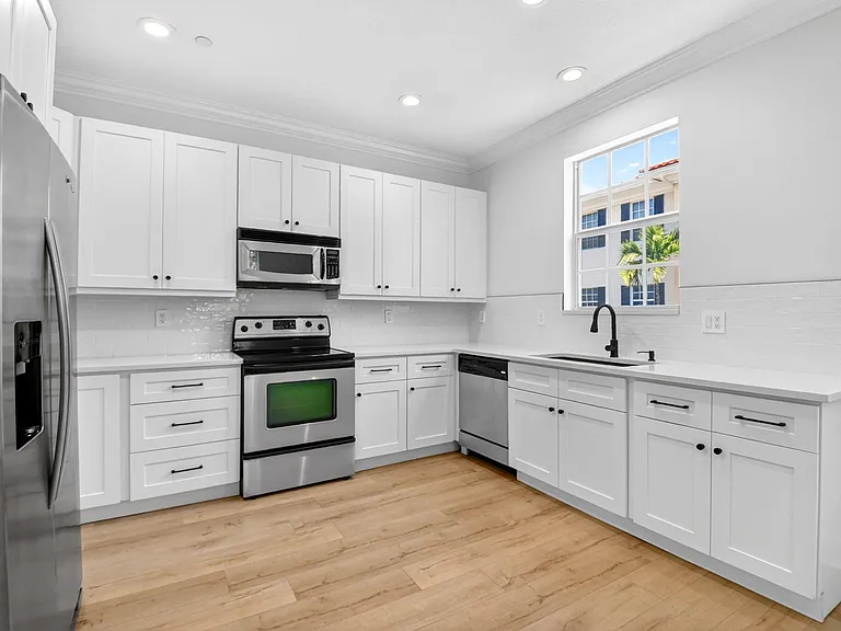 2502 N Dixie Hwy #32 — Photo 20