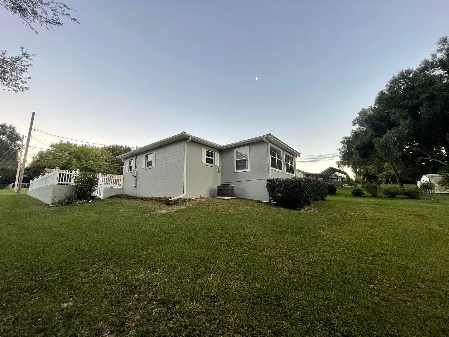 Beautiful 2/2 with bonus room and large yard, new floors, and updated bathrooms! — Photo 3