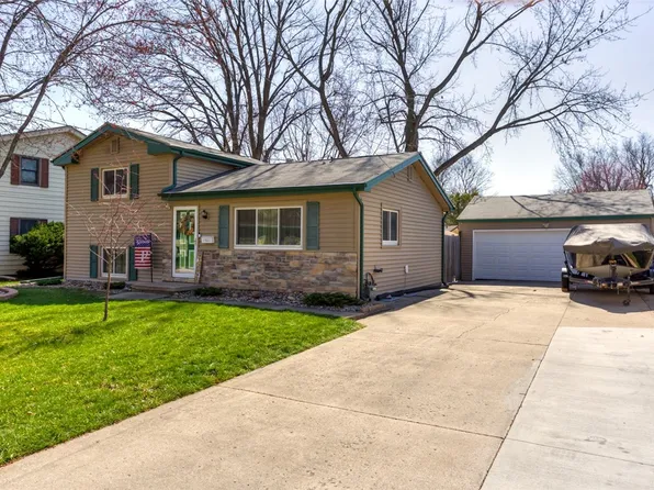 3226 Hillcrest Dr, Des Moines, IA 50310