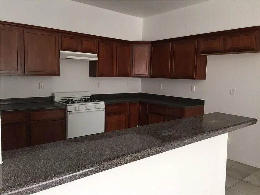 3 bed, 2.0 bath, 1207 sqft, $1,295 — Photo 3