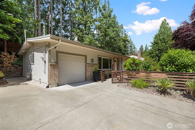 4th image of 450 Mount Defiance Circle SW