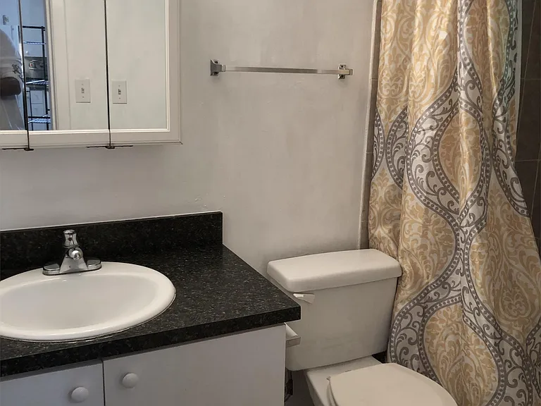 BATHROOM WITH TUB/SHOWER