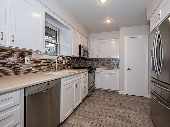3rd image of 2706 Canyon Valley Dr