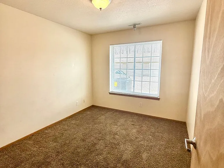 221 Crystal St — Photo 50