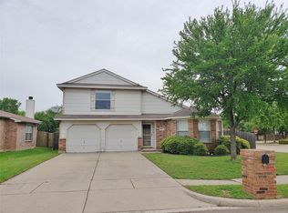 801 Meadowlark Dr, Saginaw, TX 76131