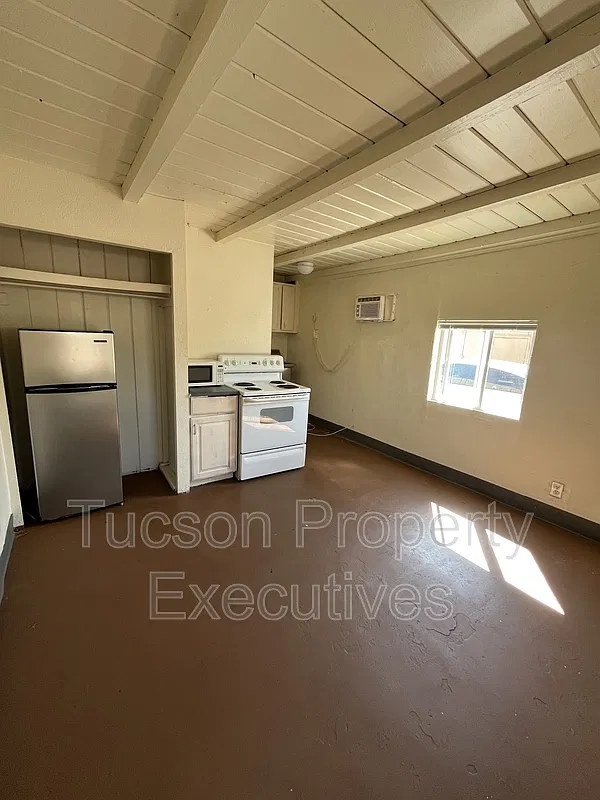 Studio, 1.0 bath, 300 sqft, $600 — Photo 2