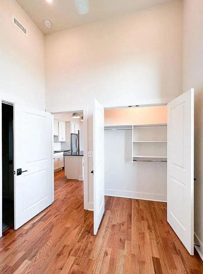 2 bed, 1000 sqft, $1,999 — Photo 4