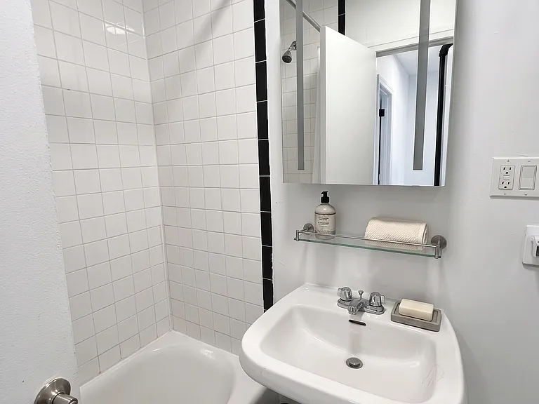 310 E 6th St #4 — Photo 4