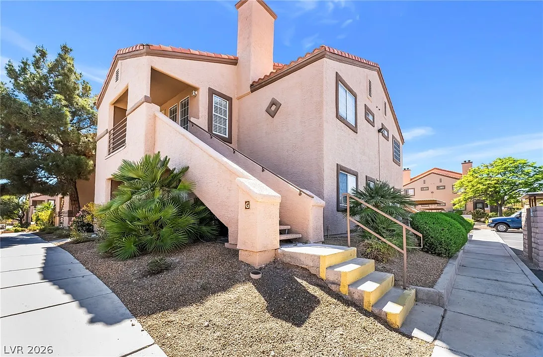 2 bed, 2.0 bath, 882 sqft, $2,300 — Photo 2