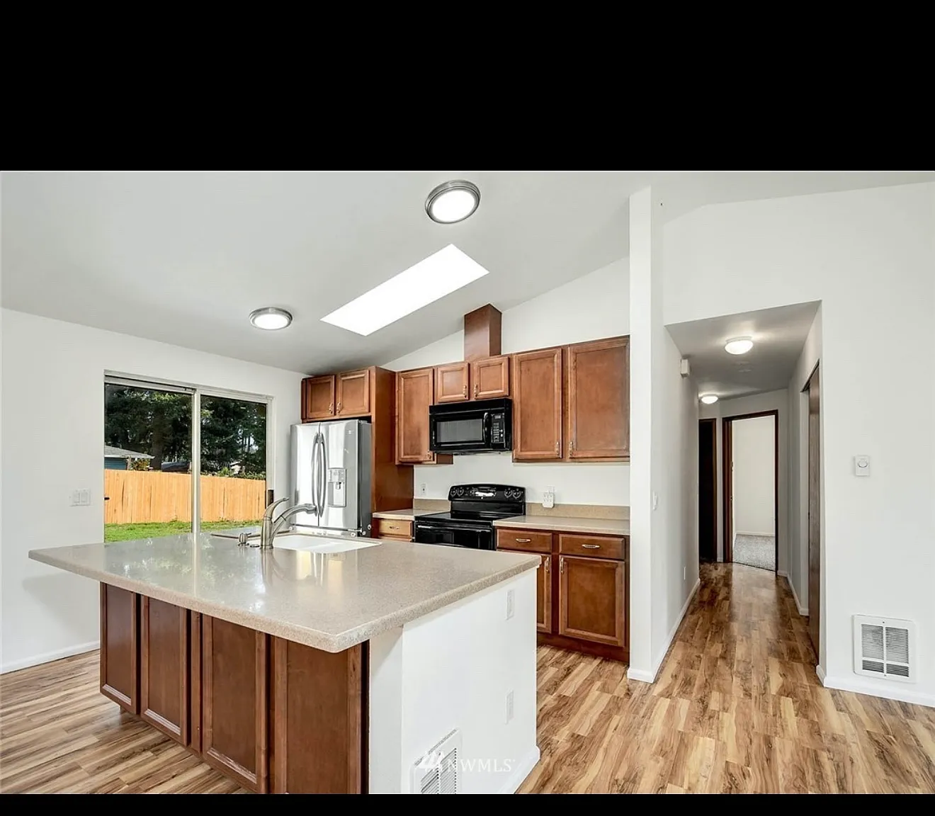 3 bed, 1090 sqft, $2,600 — Photo 2