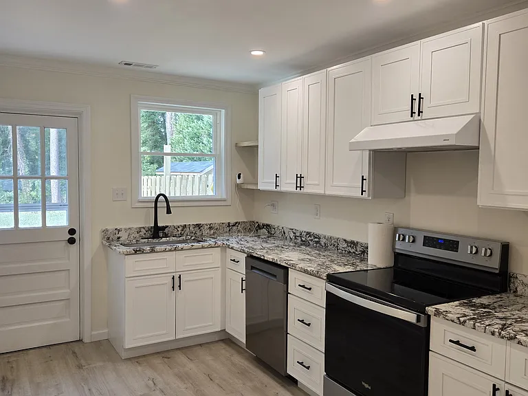 108 S Dixon Ave — Photo 7