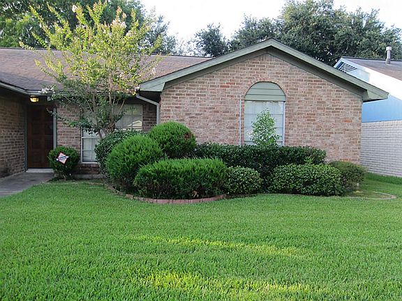  Lush landscaping front yard view
