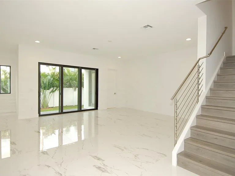 1435 SW 23rd St — Photo 12