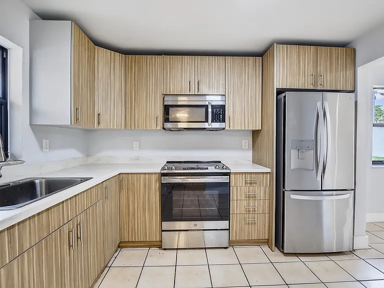 1721 SW 40th Ter #B — Photo 10