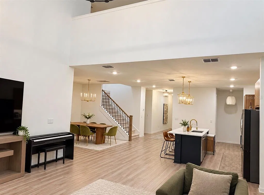 5 bed, 4.5 bath, 3705 sqft, $4,950 — Photo 3