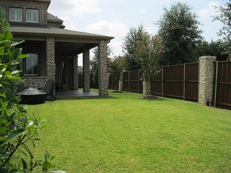 906 Greystone Dr — Photo 4